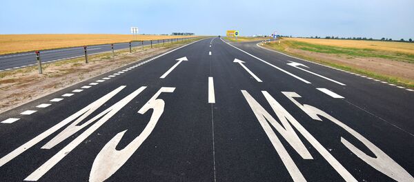 Дорога стала шире, на ней по две полосы в каждую сторону - Sputnik Беларусь