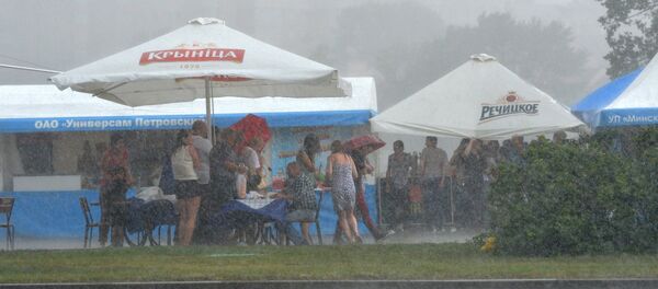 Минчане прячутся от ливня в палатках - Sputnik Беларусь