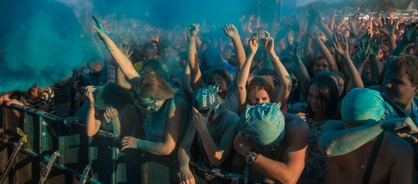 На посетителей распыляли порошковый огнетушитель с красками холи - Sputnik Беларусь