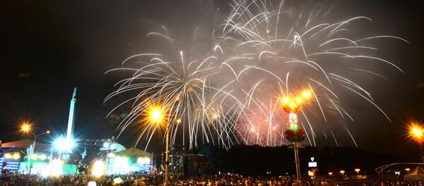 Праздничный салют в небе над Минском - Sputnik Беларусь