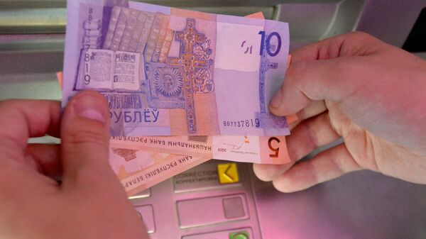 Белорусские рубли в банкомате, архивное фото - Sputnik Беларусь