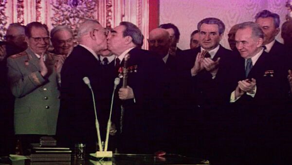 Спутник_Тройной Брежнев - поцелуи Генсека, вошедшие в историю. Кадры из архива - Sputnik Беларусь
