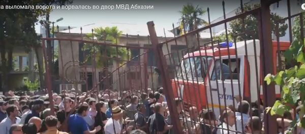 Разъяренная толпа ломала ворота во двор МВД в Абхазии - Sputnik Беларусь