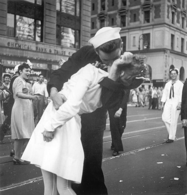 Пожалуй, самый известный снимок с поцелуем. Моряк и медсестра страстно целуются на Таймс-сквер в Манхэттене 14 августа 1945 года, в так называемый V-J Day (Victory over Japan Day) – символ окончания войны для американцев, день капитуляции Японии. - Sputnik Беларусь