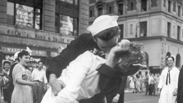 Моряк и медсестра страстно целуются на Таймс-сквер в Манхэттене - Sputnik Беларусь