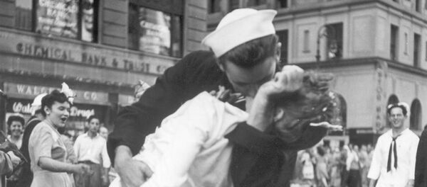 Моряк и медсестра страстно целуются на Таймс-сквер в Манхэттене - Sputnik Беларусь