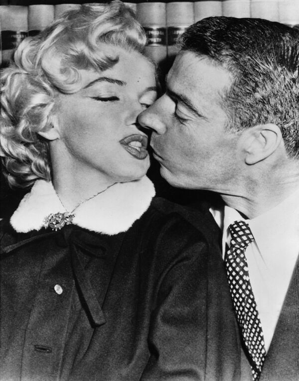 Бейсболист Джо Ди Маджио и актриса Мэрилин Монро обмениваются поцелуем в комнате судьи Чарльза Перри после их свадебной церемонии в Сан-Франциско, 14 января 1954 года. - Sputnik Беларусь