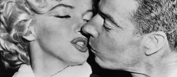 Бейсболист Джо Ди Маджио и актриса Мэрилин Монро Бейсболист Джо Ди Маджио и актриса Мэрилин Монро - Sputnik Беларусь