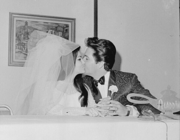 Певец Элвис Пресли целует свою невесту Присциллу Болье во время свадьбы 1 мая 1967 года в Лас-Вегасе. - Sputnik Беларусь