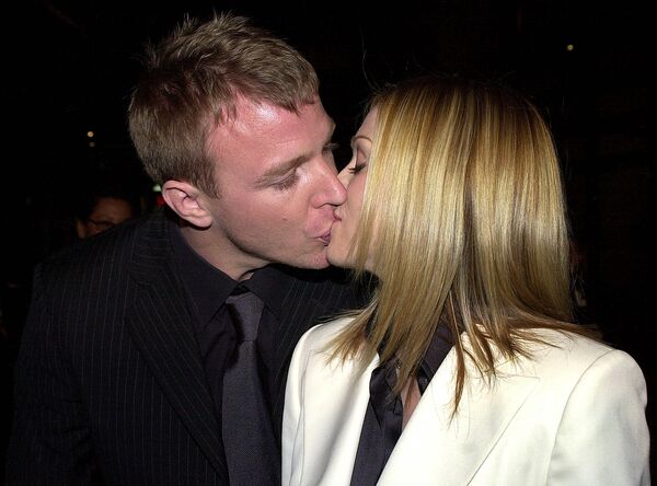 А на этом фото Мадонна – образцовая жена. Она и режиссер Гай Ричи целуются на премьере фильма Большой куш в Голливуде, штат Калифорния, 18 января 2001 года. - Sputnik Беларусь