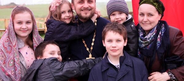 Священник Павел Сердюк с супругой Верой и детьми - Sputnik Беларусь