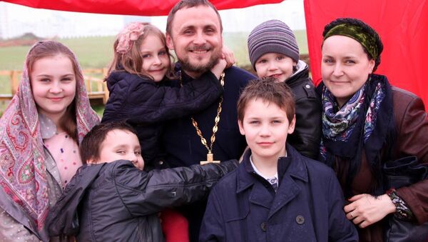 Священник Павел Сердюк с супругой Верой и детьми - Sputnik Беларусь