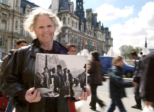 Эта фотография Робера Дуано Поцелуй у Отель-де-Виль 1950 года стала символом Парижа – города любви. А героиня этого поцелуя стала актрисой. - Sputnik Беларусь