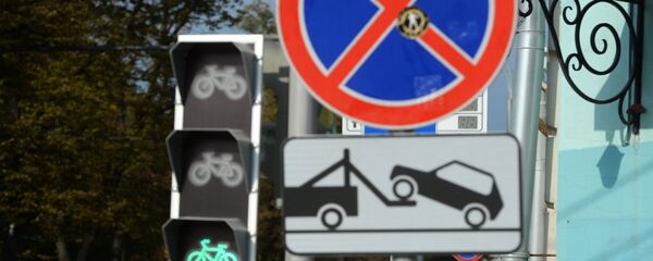 Знак Остановка запрещена с табличкой работы эвакуатора Знак Остановка запрещена с табличкой работы эвакуатора - Sputnik Беларусь