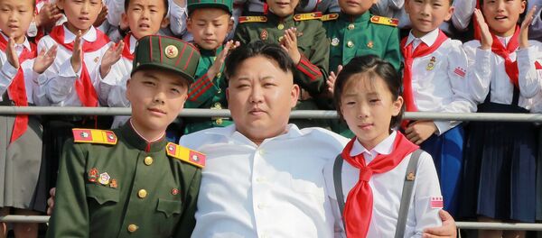 Лидер КНДР с детьми - Sputnik Беларусь