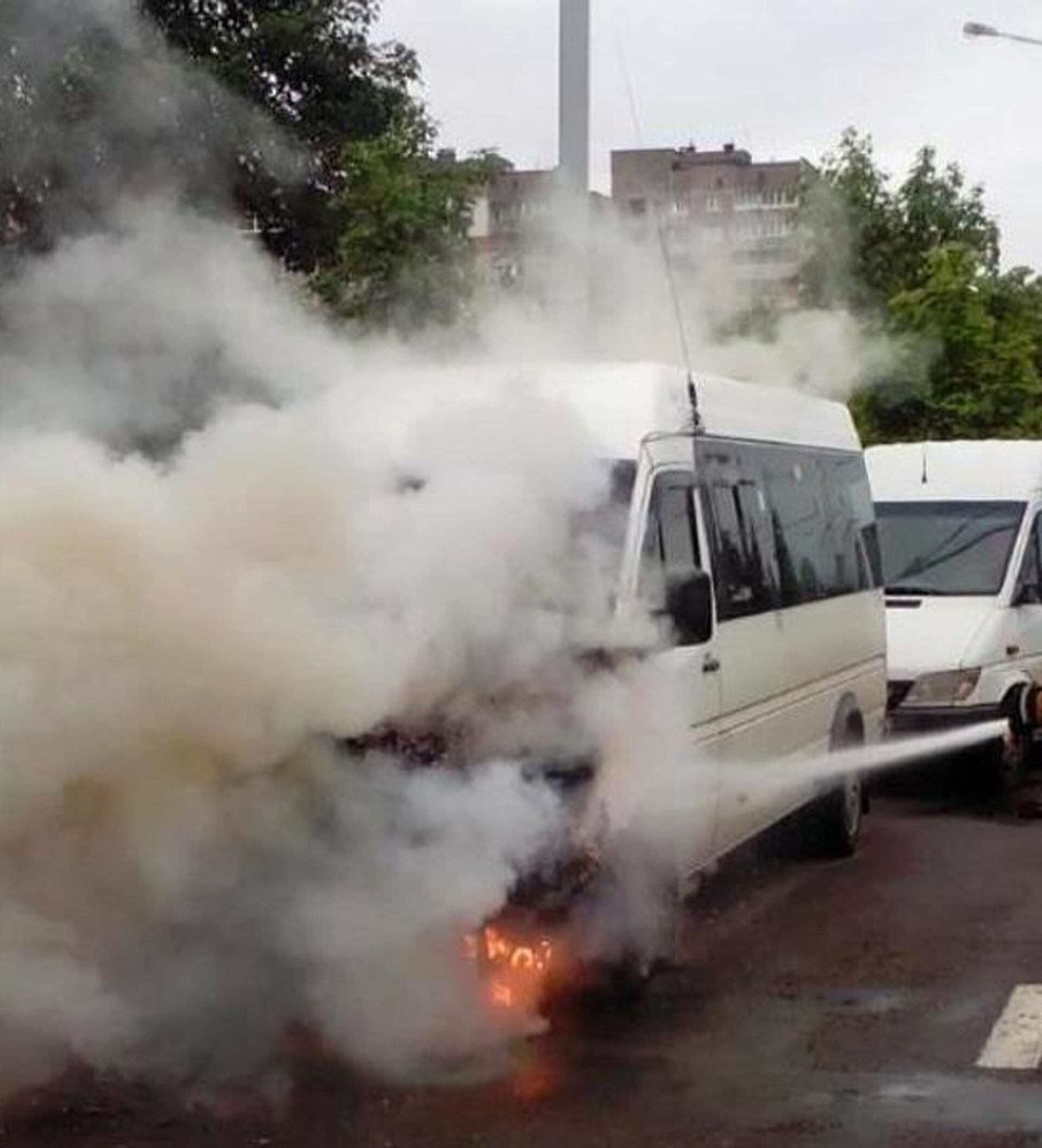 Mercedes Sprinter горел на улице Якубова в Минске - 07.07.2016, Sputnik  Беларусь