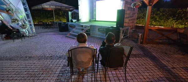 Минские болельщики смотрят матч Португалия - Уэльс на Евро-2016 Минские болельщики смотрят матч Португалия - Уэльс на Евро-2016 - Sputnik Беларусь