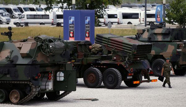 Польские солдаты готовят военную выставку перед местом проведения НАТО - Sputnik Беларусь