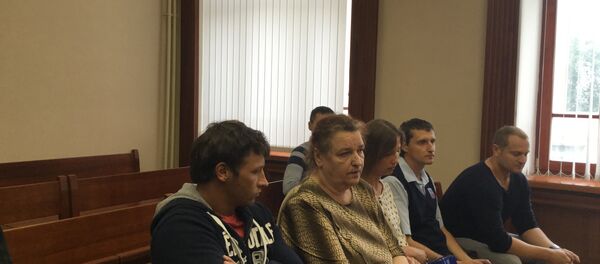 Мать и родственники убитого Пищевского в суде перед началом процесса Мать и родственники убитого Пищевского в суде перед началом процесса - Sputnik Беларусь