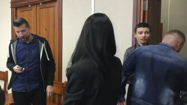 Лукашевич выходит из зала суда чтобы спрятаться от фотокамер - Sputnik Беларусь
