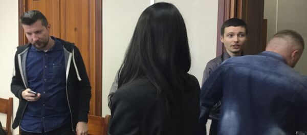 Лукашевич выходит из зала суда чтобы спрятаться от фотокамер - Sputnik Беларусь