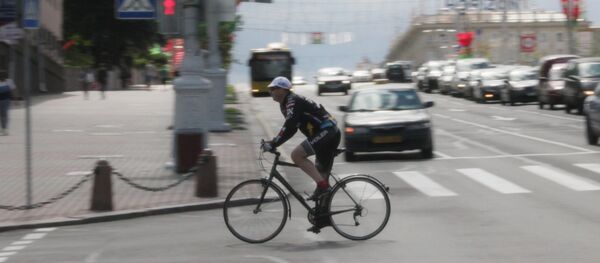 Велосипедист на проезжей части - Sputnik Беларусь