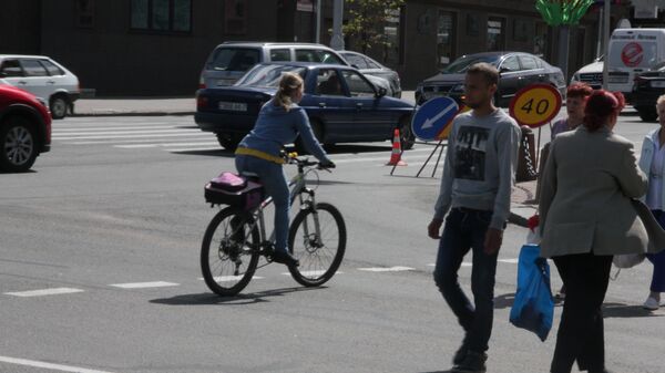 Велосипедист на пешеходном переходе - Sputnik Беларусь