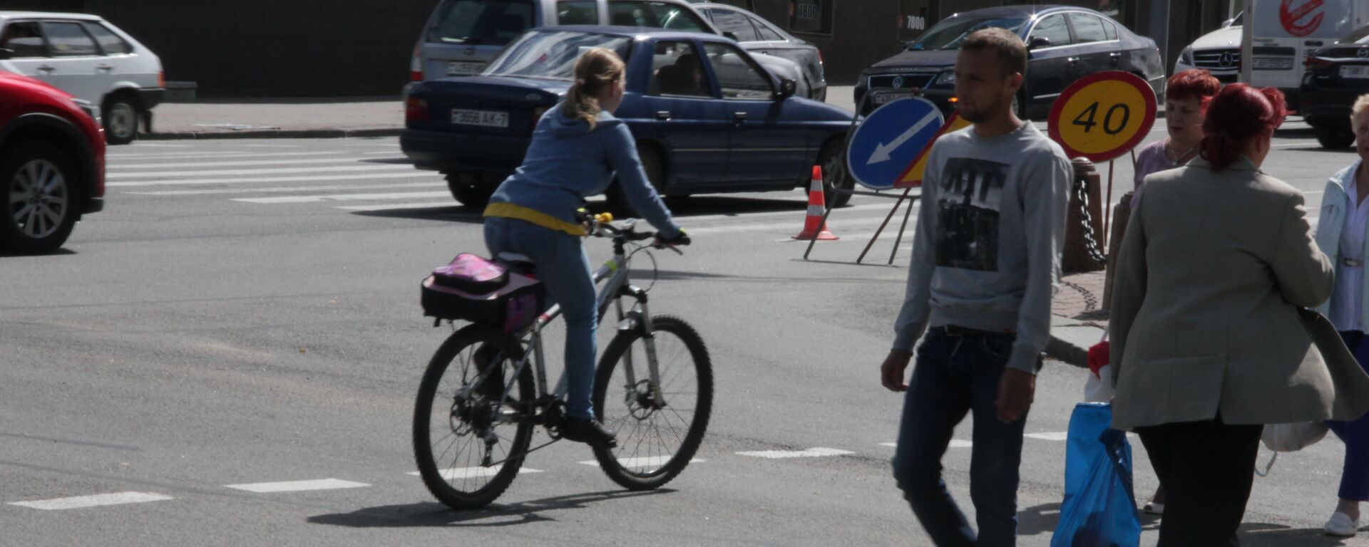 Велосипедист на пешеходном переходе - Sputnik Беларусь, 1920, 01.04.2026