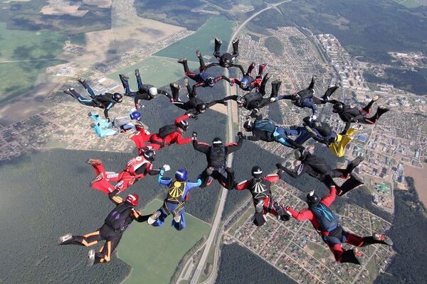 Массовый прыжок с парашютами Массовый прыжок с парашютами - Sputnik Беларусь