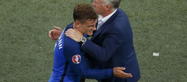 Футболист сборной Франции Антуан Гризманн и главный тренер Дидье Дешам (справа) Футболист сборной Франции Антуан Гризманн и главный тренер Дидье Дешам (справа) - Sputnik Беларусь