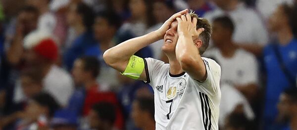 Капитан сборной Германии по футболу Бастиан Швайнштайгер Капитан сборной Германии по футболу Бастиан Швайнштайгер - Sputnik Беларусь