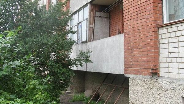 Балкон жилого дома, где произошел несчастный случай - Sputnik Беларусь