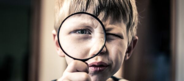 Мальчик с увеличительным стеклом. Архивное фото - Sputnik Беларусь