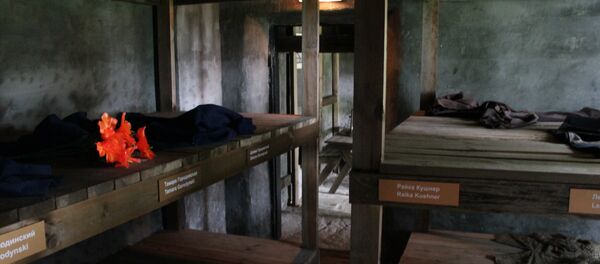 На нарах у музеі габрэйскага супраціву ў Наваградку - шыльды з імёнамі ацалелых габрэяў На нарах у музеі габрэйскага супраціву ў Наваградку - шыльды з імёнамі ацалелых габрэяў - Sputnik Беларусь