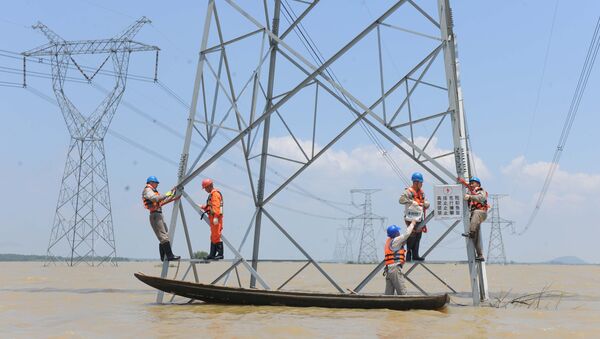 Рабочие укрепляют опоры линий электропередач в зоне подтопления тайфуна  Nepartak - Sputnik Беларусь