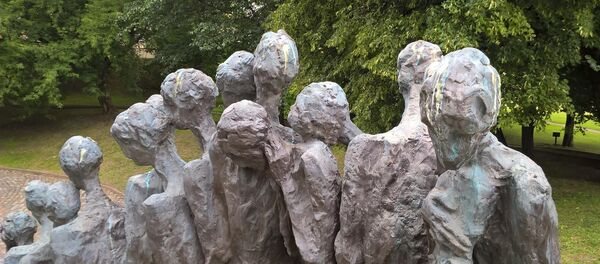 Вандалы залили краской скульптуры мемориала Яма - Sputnik Беларусь