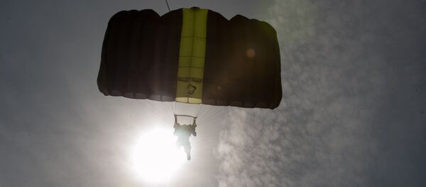 Парашютист, архивное фото Парашютист, архивное фото - Sputnik Беларусь