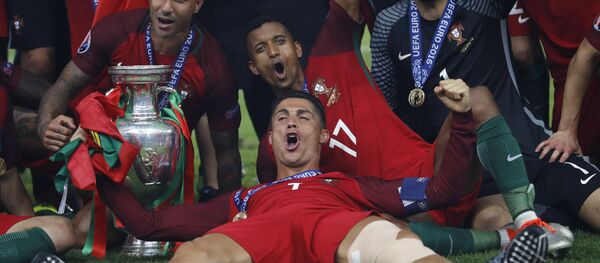 Капитан сборной Португалии Криштиану Роналду (в центре) Капитан сборной Португалии Криштиану Роналду (в центре) - Sputnik Беларусь
