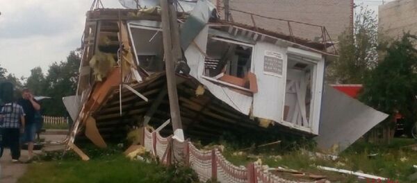 Опрокинутый ветром торговый киоск - Sputnik Беларусь