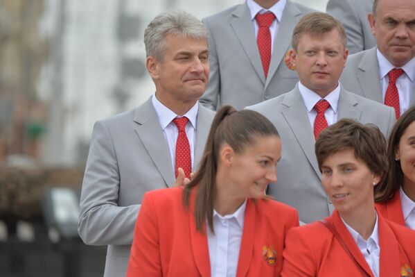 Олимпийская сборная на возложении цветов к монументу Победы - Sputnik Беларусь
