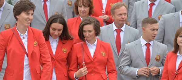 Олимпийская сборная на возложении цветов к монументу Победы - Sputnik Беларусь