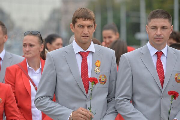 Олимпийская сборная на возложении цветов к монументу Победы - Sputnik Беларусь