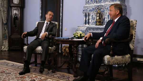 Председатель правительства РФ Дмирий Медведев (слева) и премьер-министр Беларуси Андрей Кобяков - Sputnik Беларусь