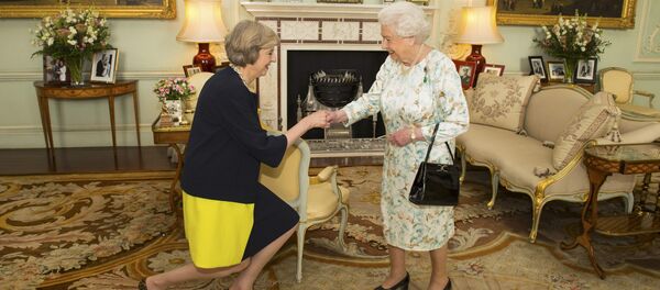 Елизавета II и Тереза Мэй - Sputnik Беларусь