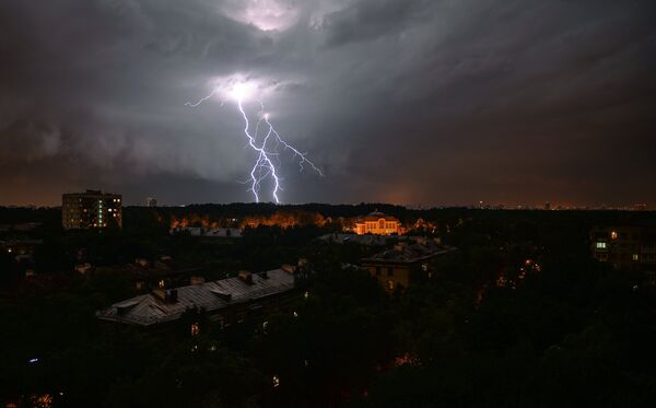 Ливень и штормовой ветер в Москве Ливень и штормовой ветер в Москве - Sputnik Беларусь