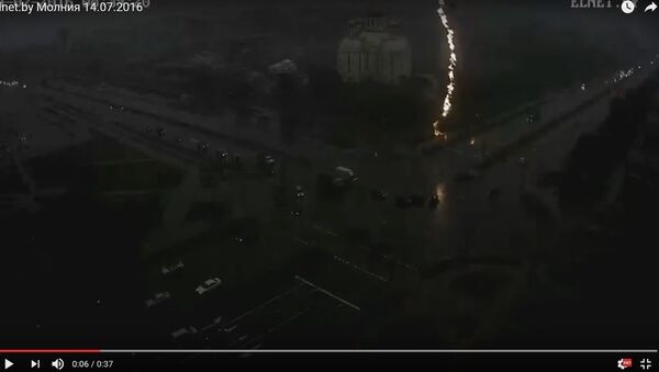 Молния ударила в светофор в центре Бреста - Sputnik Беларусь
