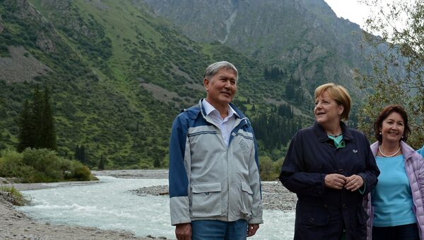 Президент Кыргызстана Алмазбек Атамбаев и канцлер ФРГ Ангела Меркель - Sputnik Беларусь