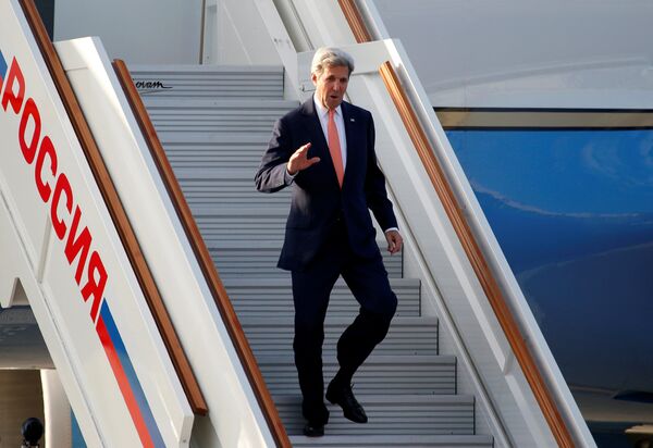 Госсекретарь США Джон Керри помахал журналистам, встречавшим его у трапа самолета Госсекретарь США Джон Керри помахал журналистам, встречавшим его у трапа самолета - Sputnik Беларусь