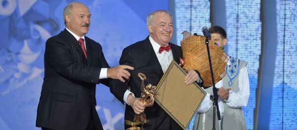 Александр Лукашенко віншуе Міхаіла Фінберга - Sputnik Беларусь