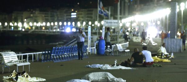 После нападения террориста на Ниццу в День взятия Бастилии После нападения террориста на Ниццу в День взятия Бастилии - Sputnik Беларусь